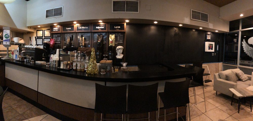 La barra de café de HORNOFINO Apolo, con molinos de café de fincas de Puerto Rico