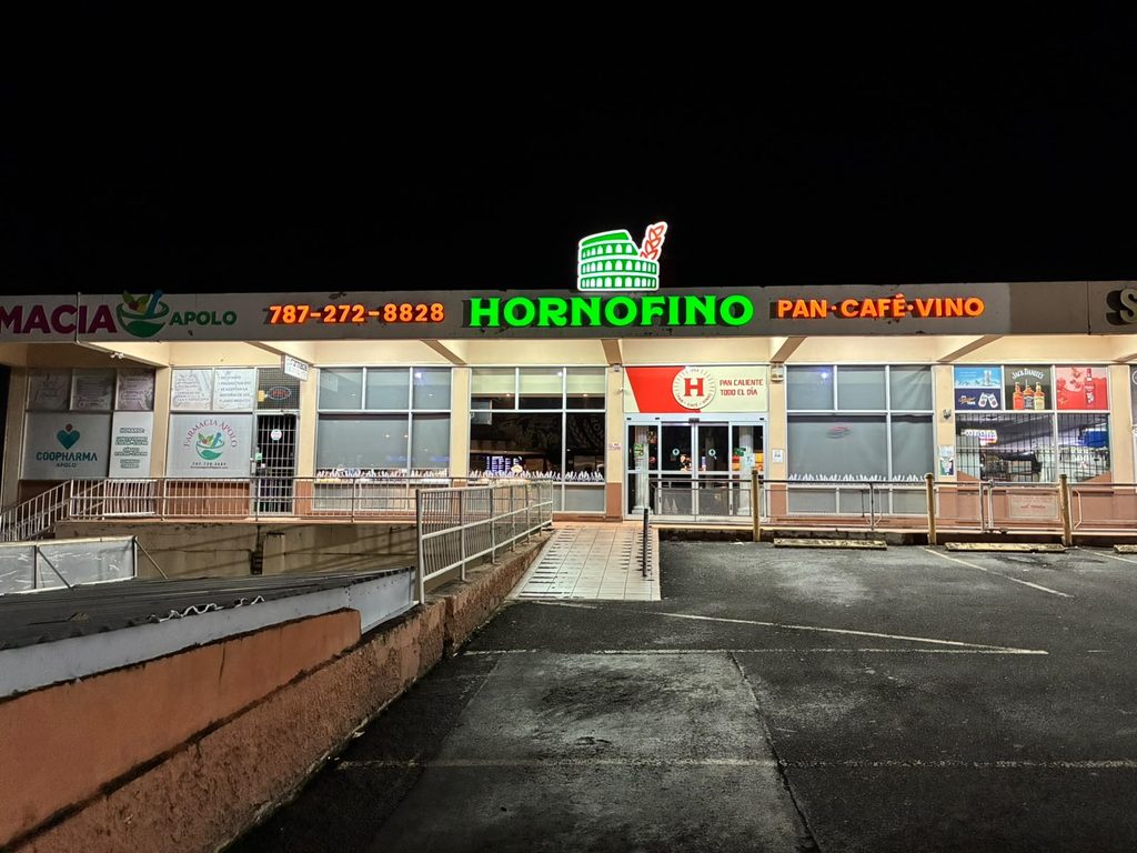 El local visto desde el estacionamiento del Centro Comercial Apolo, junto a la Farmacia Apolo