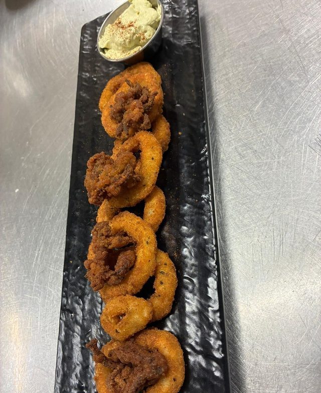 Calamari fritti servidos en tabla de pizarra