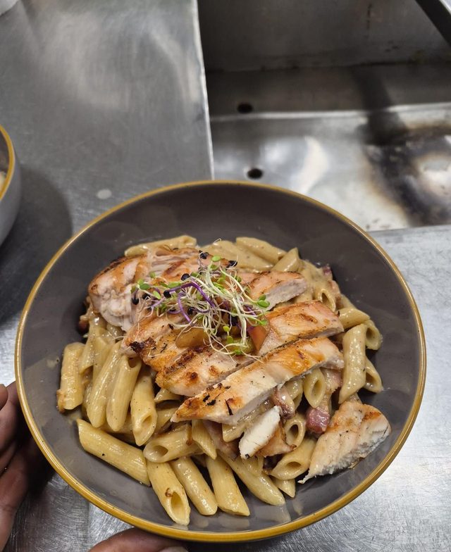 Penne con pollo a la parrilla